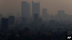 Esta fotografía del lunes 13 de mayo de 2019 muestra una nube de humo y contaminación sobre la Ciudad de México. (AP Foto/Marco Ugarte)