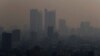 Esta fotografía del lunes 13 de mayo de 2019 muestra una nube de humo y contaminación sobre la Ciudad de México.