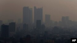 Esta fotografía del lunes 13 de mayo de 2019 muestra una nube de humo y contaminación sobre la Ciudad de México.