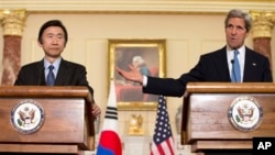 존 케리 미국 국무장관(오른쪽)과 윤병세 한국 외교장관이 2일 워싱턴에서 회담 후 공동 기자회견을 가졌다.