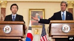 Menlu AS John Kerry dalam konferensi pers bersama Menlu Korsel Yun Byung-se di Washington DC, Senin (2/4). 