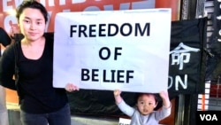 中国民主党洛杉矶集会，支持美国国会“香港人权与民主法案”，最小的支持者和妈妈一起高举标语(美国之音雨舟)