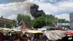 Asap membubung dari rumah sakit setelah serangan oleh sekelompok pria bersenjata di Kabul, Afghanistan, 12 Mei 2020.