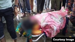 চাঁপাইনবাবগঞ্জ জেলার শিবগঞ্জ উপজেলায় বজ্রপাতে নিহত যুবককে এ্যাম্বুলেন্সে তোলা হচ্ছে। ছবিটি চাঁপাইনবাবগঞ্জ সদর আধুনিক হাসপাতালের বাইরে থেকে তুলেছেন সাংবাদিক তারেক রহমান।