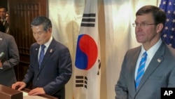 U.S. Defense Secretary Mark Esper, right, and South Korea defense Minister Jeong Kyeong-doo attend a press conference in Bangkok, Thailand, Nov. 17, 2019. 