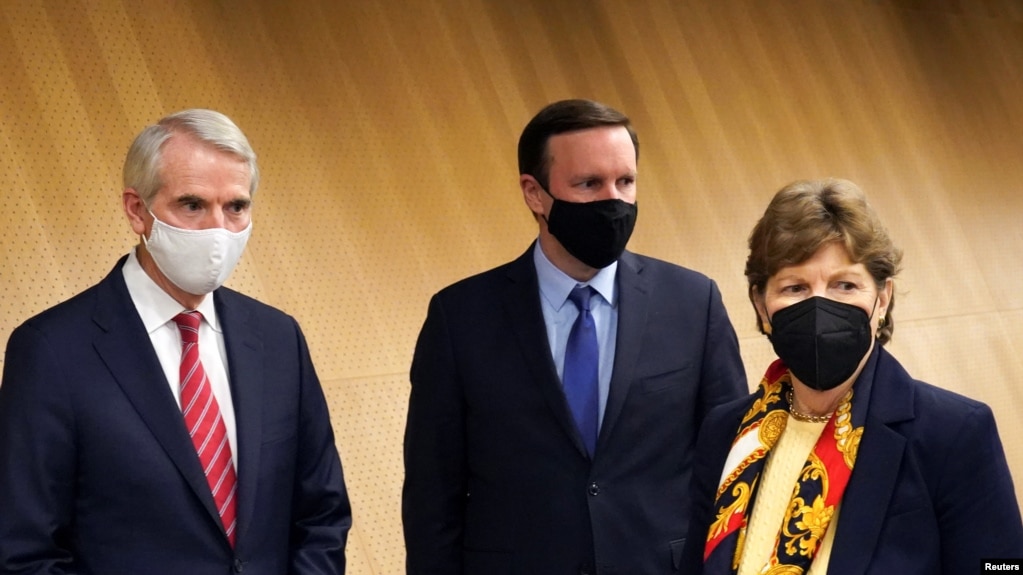 Слева направо: сенаторы Роб Портман, Крис Мерфи и Джин Шахин в Вильнюсе во время встречи со Светланой Тихановской. 1 июня 2021г. 