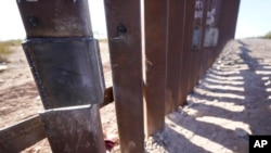 Una de las columnas de acero del muro fronterizo que separa Arizona y México está cortada directamente debajo de una reparación reciente el viernes 15 de diciembre de 2023, cerca de Lukeville, Arizona.