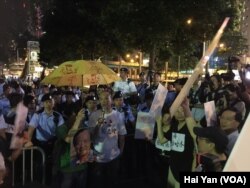 香港多个团体举行示威 呼吁习近平立即释放身诺贝尔和平奖得主刘晓波（美国之音海彦拍摄）