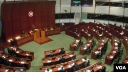 香港行政長官梁振英出席立法會答問大會，回答議員有關他的違建問題