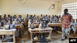 Un enseignant et des élèves de l'école de Goboue, dans le sud-ouest de la Côte d'Ivoire. (ISSOUF SANOGO/AFP)