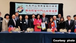 北美洲台湾商会联合总会“华府经贸叩门之旅宣达团”与阿肯色州共和党联邦参议员沙利文（中）合影(2022年3月31日）(照片由宣达团提供）