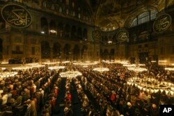 Masjid Ayasofia (Hagia Sophia) di Istanbul, Turki selalu dipenuhi jemaah Muslim selama malam bulan Ramadan.