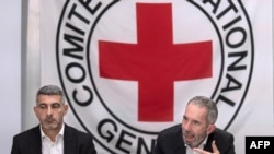 Le chef des opérations mondiales du Comité international de la Croix-Rouge (CICR), Dominik Stillhart (à droite) lors d'une conférence de presse avec le directeur régional du CICR pour l'Afrique, Patrick Youssef (à gauche), à Nairobi le 5 avril 2022.