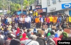 Ketua DPR Papua Jhonny Banua Rouw, dan sejumlah anggotanya menemui ratusan massa aksi menolak pemekaran Papua di Lingkaran Abepura, Kota Jayapura, Jumat (1/4). (foto: Humas DPR Papua)