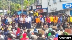 Ketua DPR Papua Jhonny Banua Rouw, dan sejumlah anggotanya menemui ratusan massa aksi menolak pemekaran Papua di Lingkaran Abepura, Kota Jayapura, Jumat (1/4). (Foto: Humas DPR Papua)