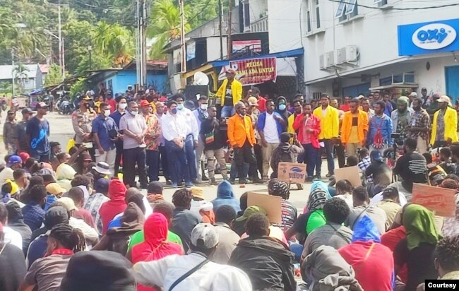 Ketua DPR Papua Jhonny Banua Rouw, dan sejumlah anggotanya menemui ratusan massa aksi menolak pemekaran Papua di Lingkaran Abepura, Kota Jayapura, Jumat (1/4). (foto: Humas DPR Papua)