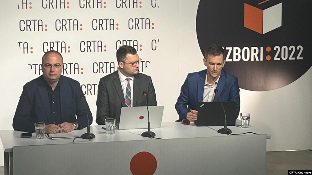 Pavle Dimitrijević, Raša Nedeljkov i Vujo Ilić iz CRTE govore o izbornom danu na konferenciji za novinare (foto CRTA)