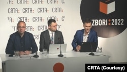 Pavle Dimitrijević, Raša Nedeljkov i Vujo Ilić iz CRTE govore o izbornom danu na konferenciji za novinare (foto CRTA)