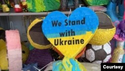 로스앤젤레스의 '어메이징 피냐타'가 제작해 모금 활동을 벌이고 있는 우크라이나를 위한 피냐타.