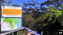 Gerbang masuk dari jaluk pendakian di mana insiden tanah longsor menewaskan dua orang dan menyebabkan dua lainnya terluka di Wentworth Falls, Blue Mountains, sebelah barat Sydney, Australia, pada 5 April 2022. (Foto: AAP Image via AP/Dean Lewins)