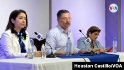 Rodrigo Chaves, presidente electo de Costa Rica, durante una conferencia de prensa este domingo en el Colegio de Periodistas. [Foto: Houston Castillo, VOA]