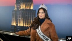 Miss Universe 2021 Harnaaz Kaur Sandhu dari India berpose mengenakan mahkotanya di mpire State Building di New York City pada Rabu, 12 Januari 2022. (Foto: AP/Ted Shaffrey)