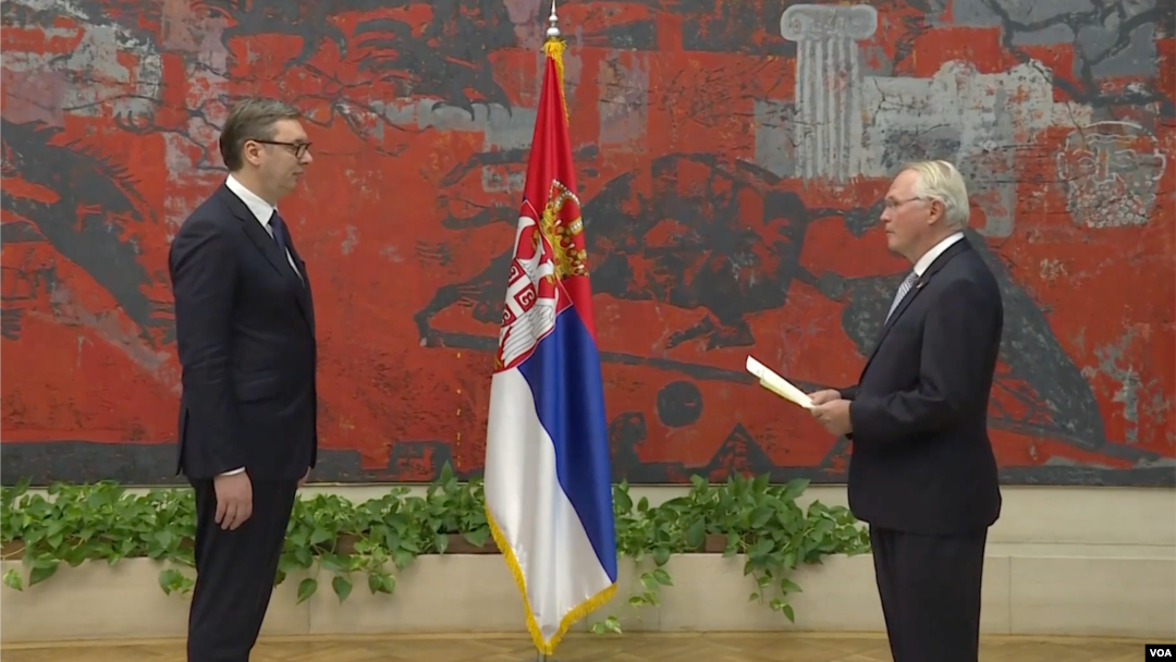 Ambasador SAD Kristofer Hil predaje akreditive predsedniku Srbije Aleksandru Vučiću, 31. marta 2022. u Beogradu (Foto: VOA) 