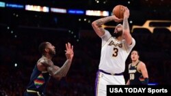 Anthony Davis des Los Angeles Lakers tente un shoot devant Davon Reed des Denver Nuggets. 