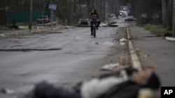 러시아가 접령했다가 물러난 우크라이나 부차의 거리에 지난 2일 숨진 시민들의 시신이 흩어져있다.