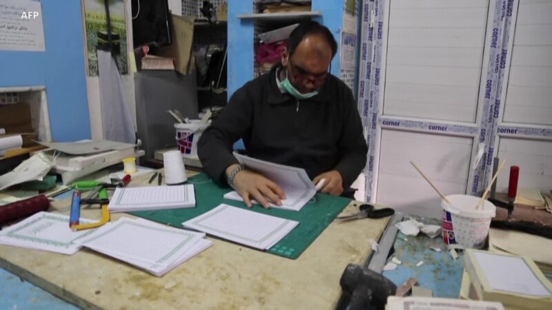 À Tripoli, un restaurateur de Coran débordé