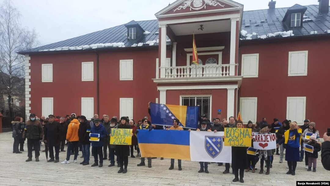 Šetnja podrške Ukrajini na Cetinju se održavaju svakodnevno od početka ruske invazije na Ukrajinu.