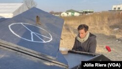 El pianista Davide Martello en Medyka, Polonia. [Foto: Júlia Riera/VOA]