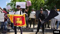سری لنکا میں جاری ایندھن کے بحران کے خلاف کولمبو میں مظاہرہ
