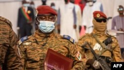 Le Burkina Faso est la cible d'attaques jihadistes depuis 2015 perpétrées par des mouvements affiliés à Al-Qaïda et à l'Etat islamique qui ont fait plus de 2.000 morts et 1,8 million de déplacés.