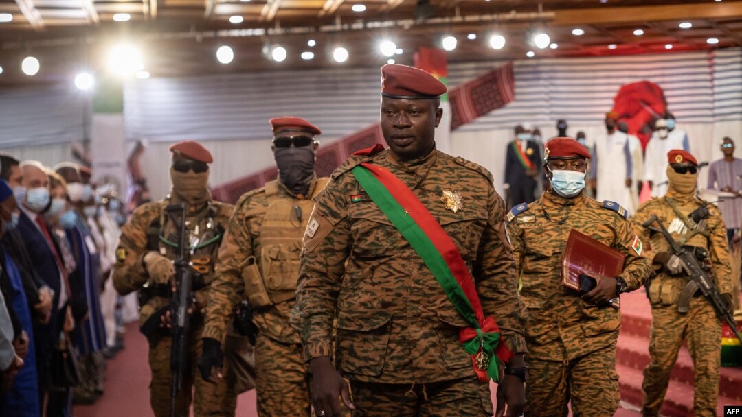 Lieutenant-Colonel Paul-Henri Sandaogo Damiba, Perezida wa Burkina Faso, ashika mu birori vy'iyimikwa ryiwe i Ouagadougou, itariki 2/3/2022