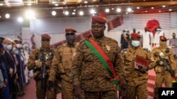 Le Lieutenant-Colonel Paul-Henri Sandaogo Damiba, Président du Burkina Faso, arrive à sa cérémonie d'investiture en tant que Président de la Transition, à Ouagadougou, le 2 mars 2022.
