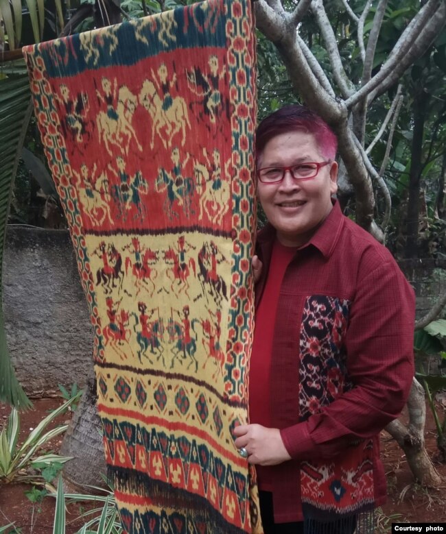 Ikat Sumba rancangan Sonny Muchlison (foto: courtesy).