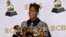 Jon Batiste heureux avec ses trophées remportés aux Gammy awards, Etats-Unis, le 4 avril 2022.