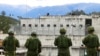 Soldados montan guardia en el exterior de la prisión de “El Turi”, en el sur del país, durante un motín carcelario el 3 de abril de 2022.