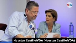 La periodista Pilar Cisneros y Rodrigo Chaves, Foto Houston Castillo, VOA