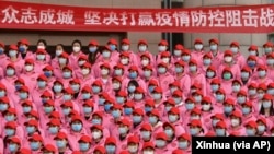 山东省医护人员在前往上海帮助抗疫前在济南举行仪式。（2022年4月3日）