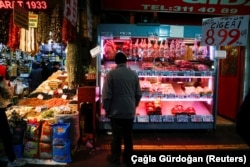 Seorang pria memandangi produk daging yang dipajang di toko daging di Ankara, Turki, 16 Februari 2022. (Foto: Cagla Gurdogan/Reuters)