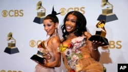 Doja Cat, left, and SZA, winners of the award for best pop duo/group performance for "Kiss Me More," pose in the press room at the 64th Annual Grammy Awards at the MGM Grand Garden Arena on Sunday, April 3, 2022, in Las Vegas. (AP Photo/John Locher)