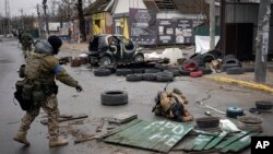 우크라이나군 장병들이 지난 2일 수도 크이우(러시아명 키예프) 외곽도시 부차에 진입하면서 부비트랩을 살피고 있다. 