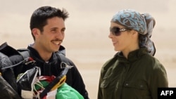 Pangeran Yordania Hamza bin al-Hussein (kiri) dan istrinya Basma menghadiri acara peluncuran "Skydive Jordan" di wilayah gurun Wadi Rum pada 19 April 2011. (Foto: AFP/Khalil Mazraawi)