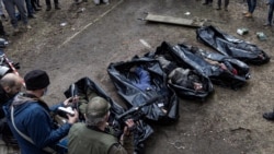 Mộ tập thể được tìm thấy tại thị trấn Ukraine chiếm lại từ quân Nga - Bản tin VOA