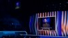 El presidente de Ucrania, Volodymyr Zelenskyy, habla en la pantalla en la 64.a entrega anual de los premios Grammy el domingo 3 de abril de 2022 en Las Vegas. (Foto AP/Chris Pizzello)