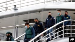 Civilna garda prati agente američkog FBI-a i agenta američke domovinske sigurnosti sa jahte zvane Tango u Palma de Majorci, Španija, ponedjeljak, 4. aprila 2022.
