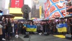 Բրոդվեյի աստղերը, այդ թվում՝ Թոնի մրցանակակիր դերասանուհի Լորեն Պատենը, երգել են Նյու Յորքի Թայմս Սքվերում անձրևի տակ
