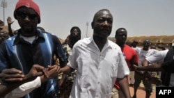 Oumar Mariko (C) quitte le stade après un meeting le 31 mars 2012 à Bamako.